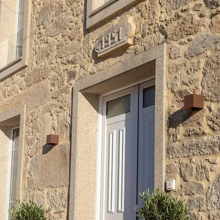 Siavo Junto A La Ria